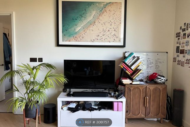 Apartment, Wood Crescent, London photo 3