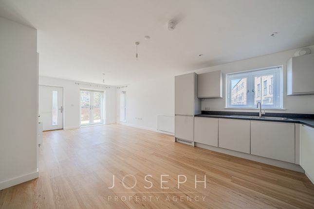 17 Charles English Close, Ipswich photo 5