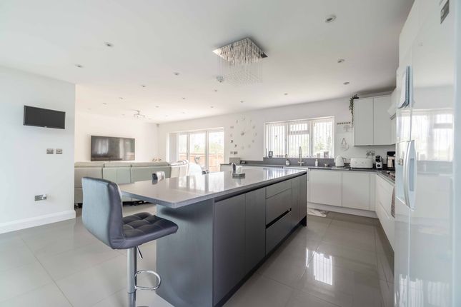 53, London Road, Datchet photo 2