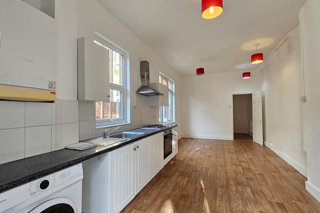 Ferme Park Road, London - Crouch End  photo 2
