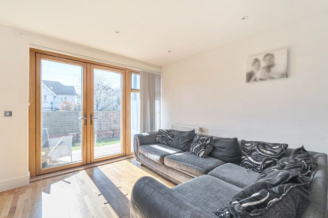 Sycamore Place, Chigwell photo 2