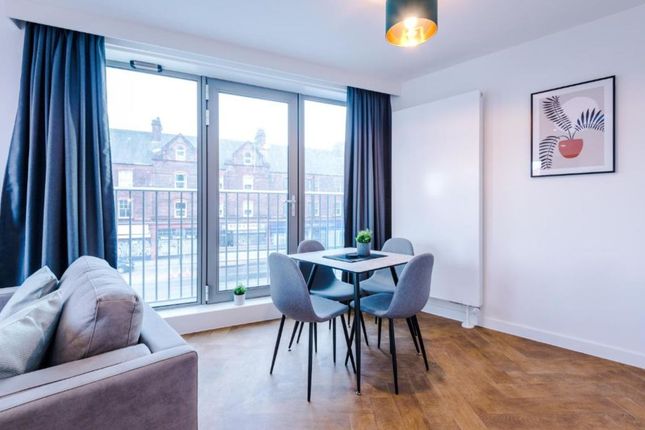 Flat to rent in Oldham Road, Manchester