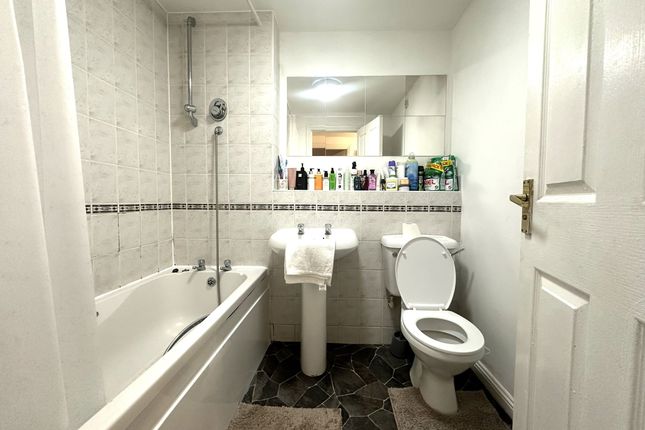 Flat 16, Nuffield Court, Hounslow photo 4