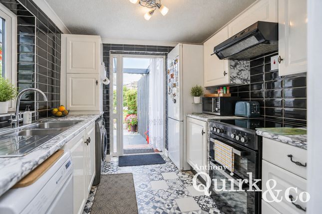 38, Avondale Road, Basildon photo 4