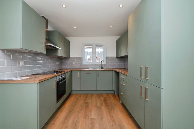 Emerald Close, Great Yarmouth photo 3