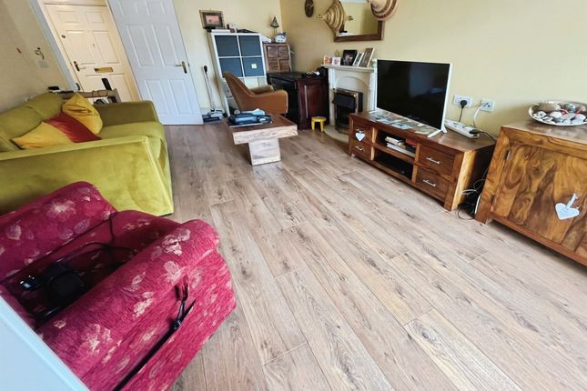 Flat 8, Cobbett Court, Hammond Close, Swindon photo 2
