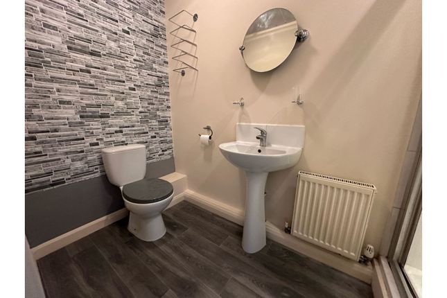 Flat for sale in Hall Lane, Leeds