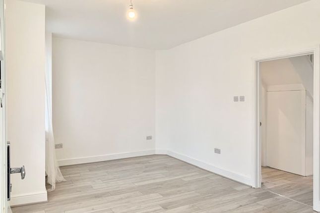 2, Freemantle Avenue, Enfield photo 4