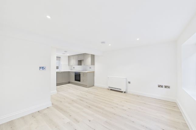 Cam04693G0-Pr0032-Still003