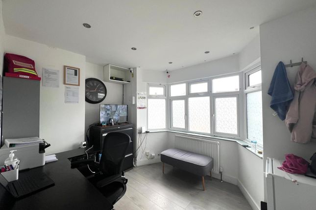 9, Bexhill Close, FELTHAM photo 5