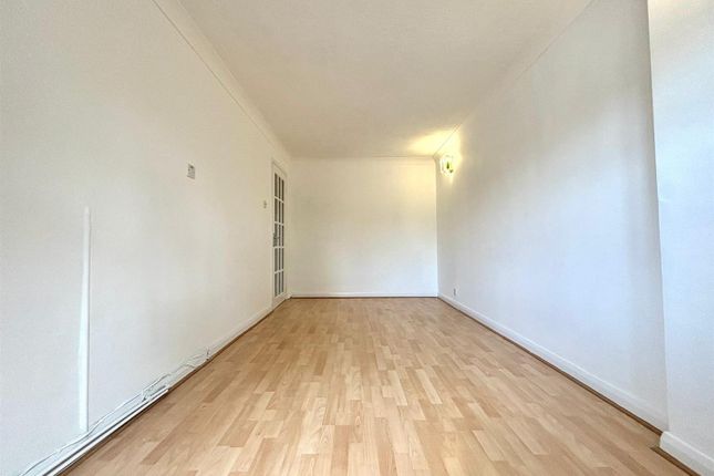 Downstairs Bedroom.Jpeg
