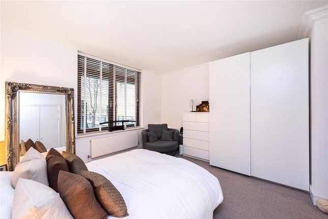 Flat to rent in Teal Court, Star Place, London