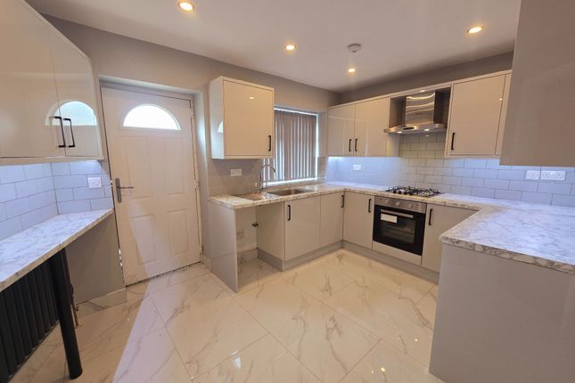 182 Hollingwood Lane, Bradford photo 4