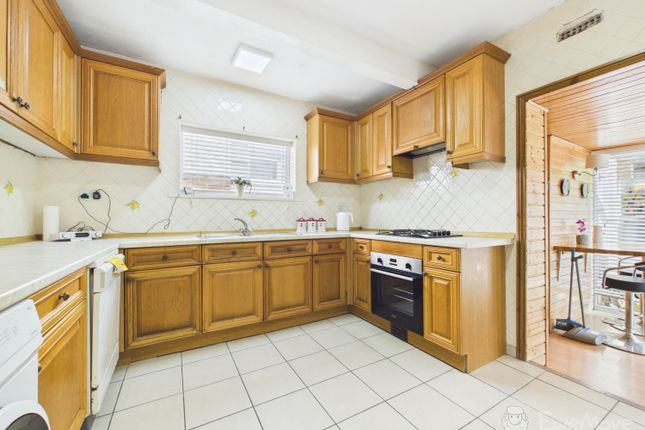 49, Stanbury Crescent, Folkestone photo 4