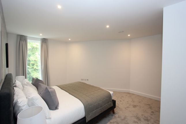 302, Exmoor Street, Ladbroke Grove, London photo 3