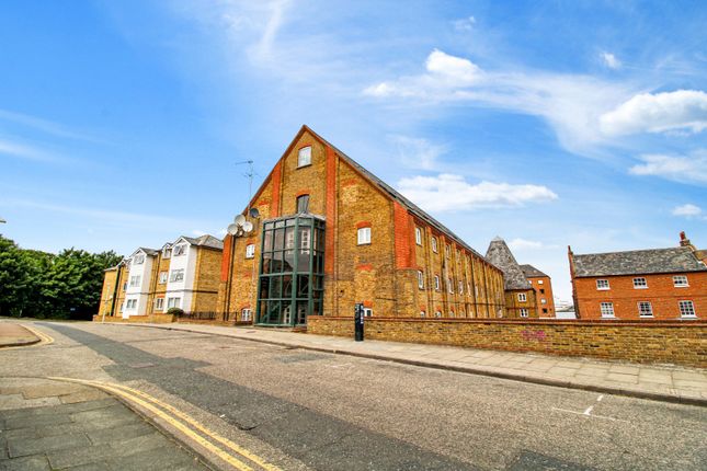 Flat to rent in The Maltings, Clifton Road, Gravesend, Kent