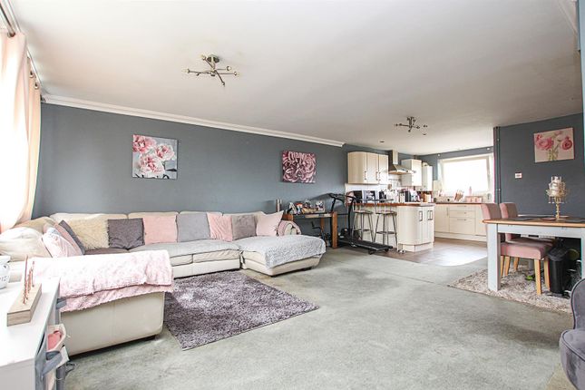 Town house for sale in Fielden Way, Newmarket