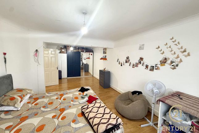 27, Burnham Gardens, HOUNSLOW photo 3