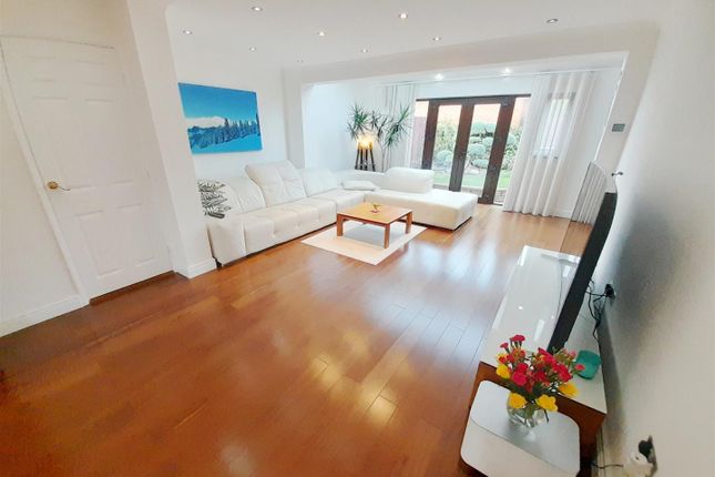 6, Cosgrove Close, Hayes photo 2