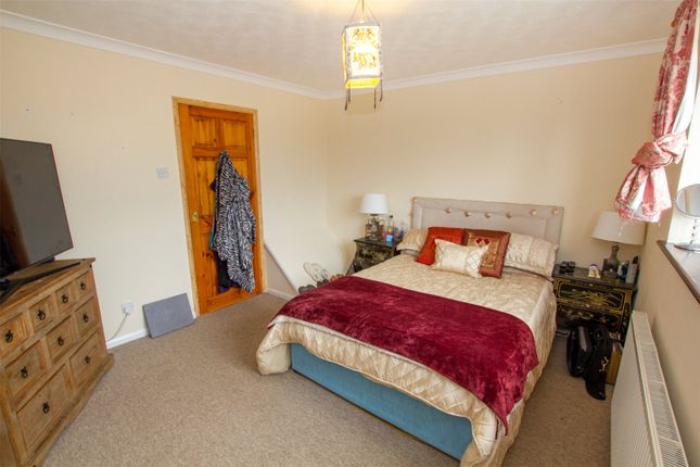 15, Hawthorn Grove, Carterton photo 4