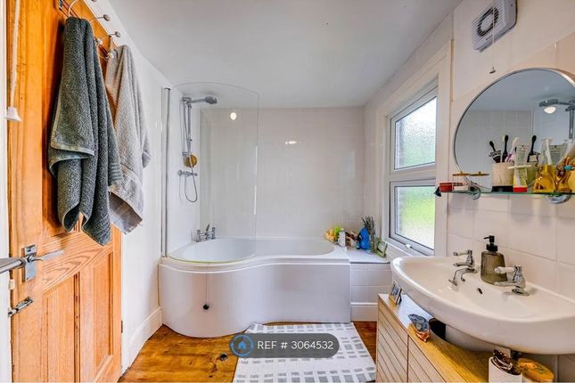 Borthwick Road Flat, London photo 5