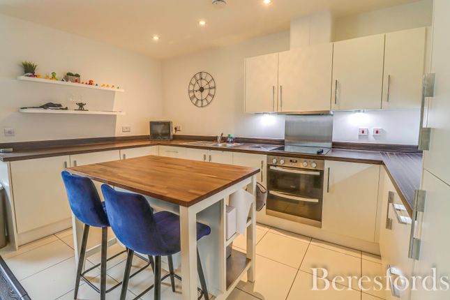 30a, Kensington Way, Brentwood photo 4