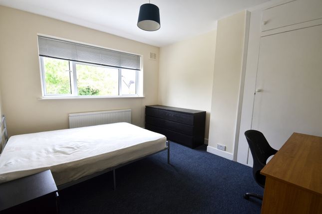The Crescent, Egham photo 3