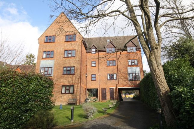 Thumbnail Flat to rent in Station Road, Leatherhead, Surrey