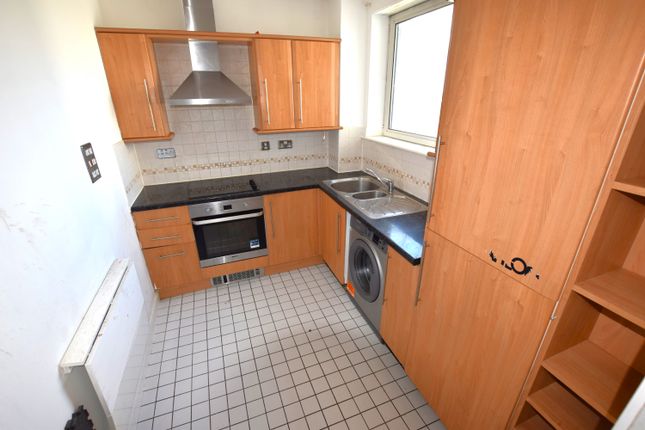 Flat to rent in High Road, Romford