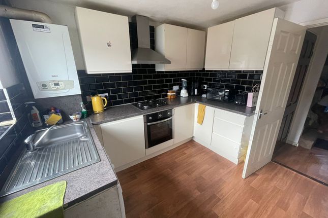 16 Bruce Gardens, Leeds photo 2
