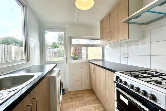 58, Lewins Way, Slough photo 2