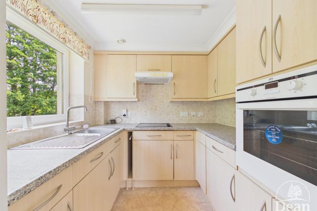 21, Kings Meadow Court, Lydney photo 3