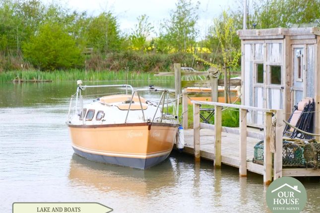 Lake And Boat Accommodation