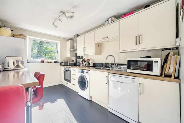 32, Cedar Court, Surrey photo 3