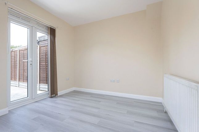 72, Bramblewood Close, Carshalton photo 4