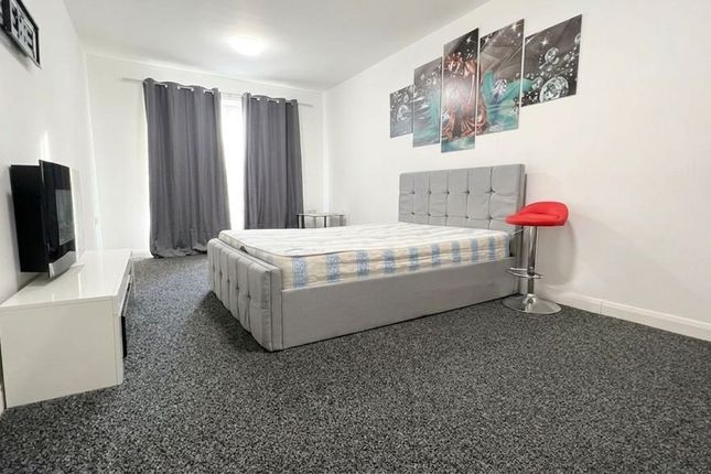 Room 2, 16 Kingsley Road, Ilford photo 2