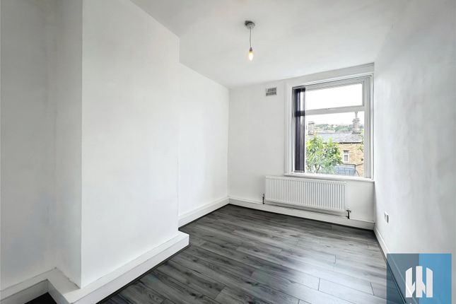 6, Royds Avenue, Huddersfield photo 4