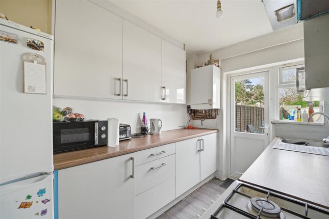 77, Cornwall Avenue, Slough photo 2