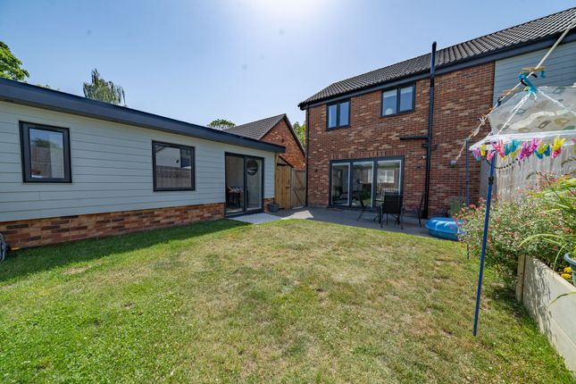 2 Stable Close, Ipswich photo 2