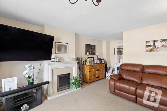 5, Bancroft Chase, Hornchurch photo 2