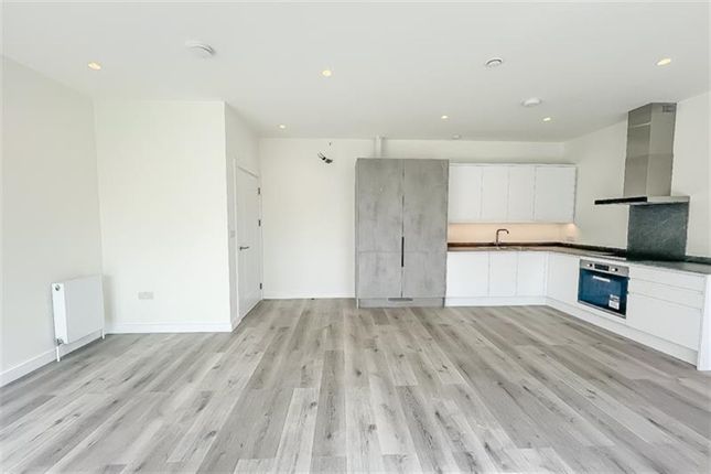 Flat to rent in Clive Lodge, Shirehall Lane, Hendon