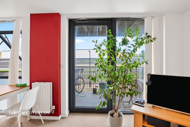 Flat 15, Gately Court, Samuel Street, London photo 4