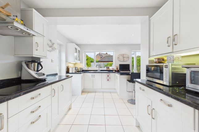 4 Heath End Close, High Wycombe photo 3