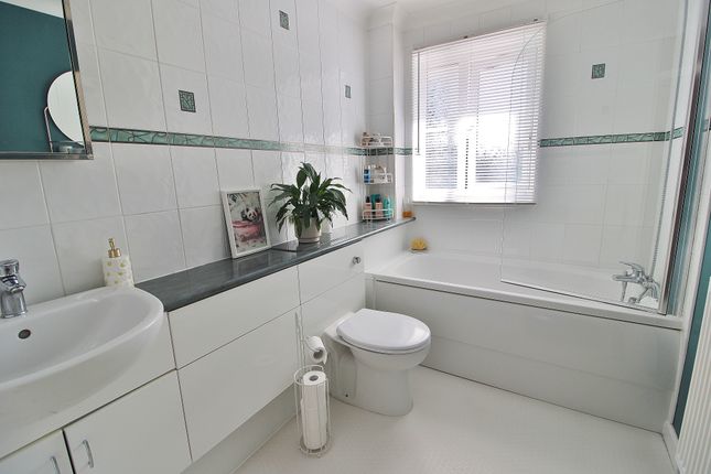 40, Crystal Way, Waterlooville photo 4
