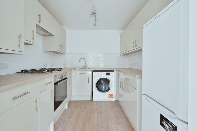 Edison Court, WD18, Watford photo 4