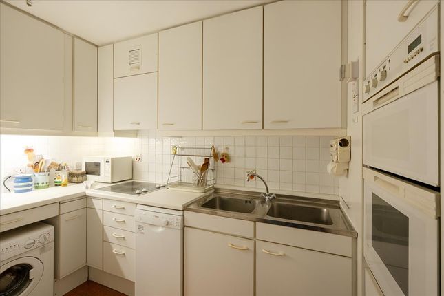 Flat for sale in Defoe House, Barbican, London