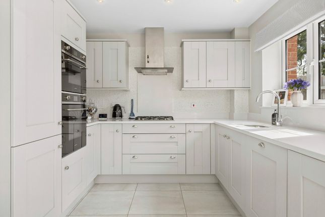 29, Skylark Place, Farnham photo 2