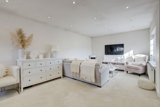 Flat Flat 19, 242, High Road, Benfleet photo 3