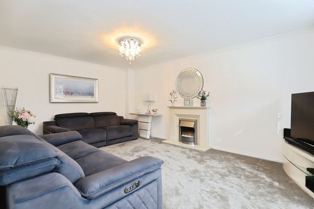8, Briars Gardens, Kidderminster photo 2