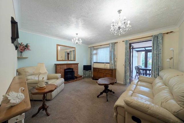 6, Swan Close, Colchester photo 3